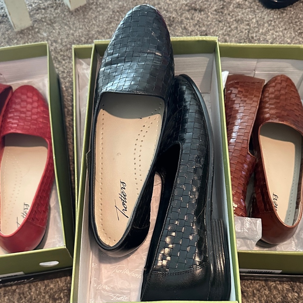 Trotters Black and Brown Woven Loafers